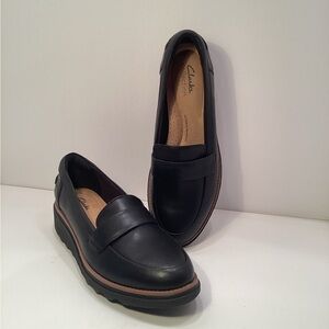 Clarks Women's Classic Black Loafers. (A7)